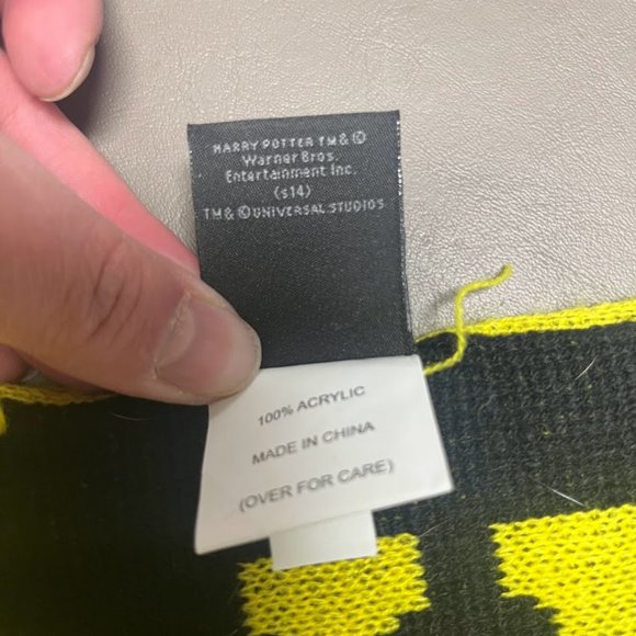 Harry Potter Hufflepuff Scarf - Picture 3 of 4